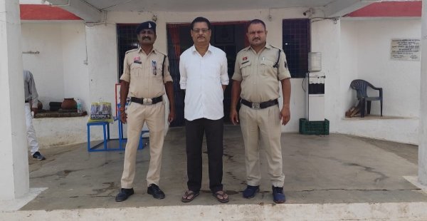 बड़ी कार्रवाई : सेवा सहकारी समिति रौंदा का प्रभारी गिरफ्तार, 15 लाख से अधिक की अनियमितता उजागर