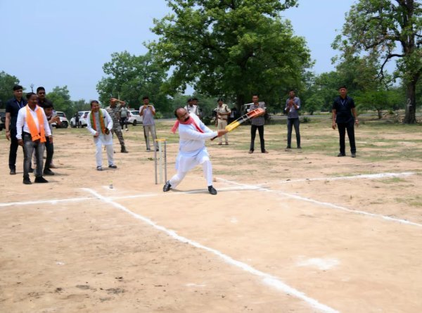बदलते रंग :  क्रिकेट टूर्नामेंट में उप मुख्यमंत्री ने खुद खेलकर दिखाई अपनी सहजता