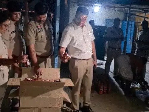 कार्रवाई : नकली शराब बनाकर बाजार में खपा रहे थे आरोपी, धनागार गांव में छापा