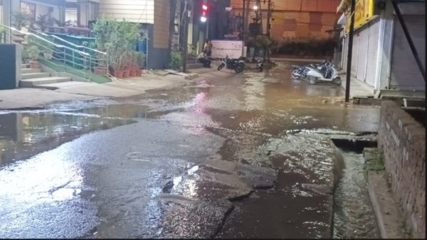 आवागमन प्रभावित : पाइपलाइन फटने से रायपुर में जलसंकट की आशंका, सड़कों पर भरा पानी