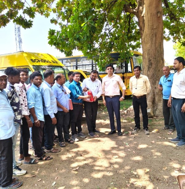 निरीक्षण : स्कूल खुलने से पहले प्रशासन अलर्ट, बसों की फिटनेस और सुरक्षा मानकों की जांच