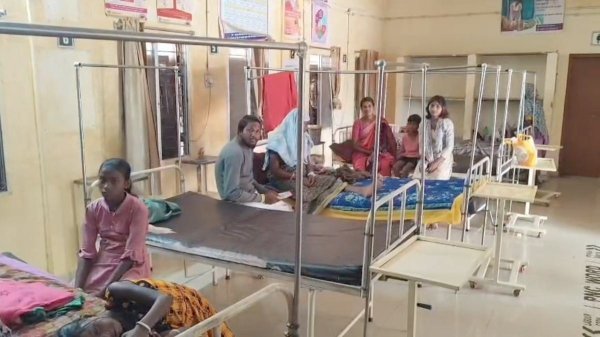 स्वास्थ्य संकट : ग्रामीण स्वास्थ्य व्यवस्था पर सवाल, झलप PHC में डॉक्टर गायब