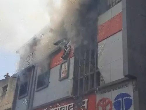 भीषण आग : जया ऑटोमोबाइल की तीन मंजिला बिल्डिंग धधकी