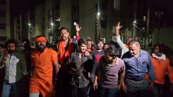 बवाल : काठाडीह कॉलोनी में बजरंग दल का प्रदर्शन, पुलिस तैनात