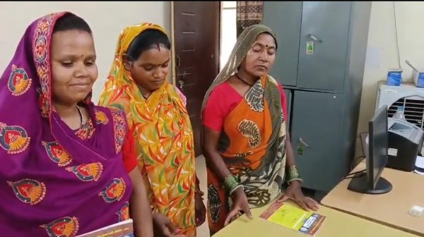 पारदर्शिता की मिसाल : महासमुंद में आवेदनों के निराकरण की सूचना सीधे हितग्राहियों तक पहुंच रही