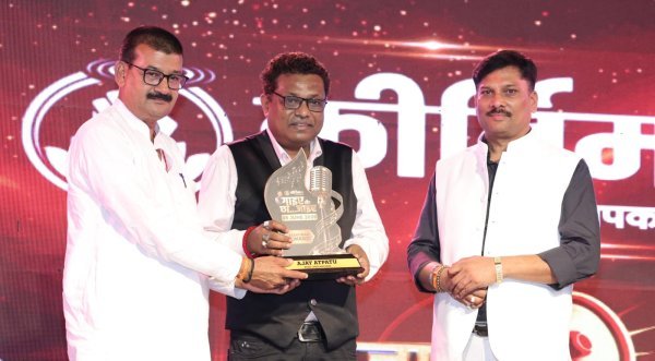 गाइए और छा जाइए : बागबाहरा से मुंबई तक का सफर, हास्य और कविता से बनाई राष्ट्रीय पहचान, अजय अटपटू को मिला कीर्तिमान अवार्ड