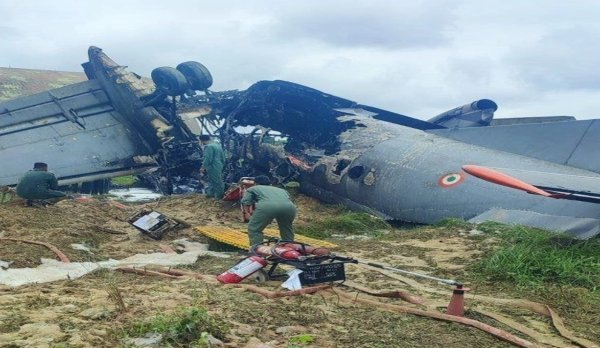विमान हादसा : जोरहाट एयरबेस पर लैंडिंग के दौरान IAF का AN-32 क्रैश, दो हिस्सों में बंटा