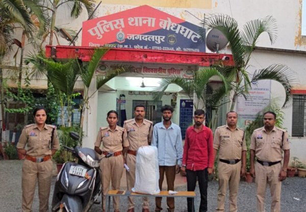 बड़ा प्रहार : स्कूटी से गांजा तस्करी करते दो युवक गिरफ्तार, 8.26 लाख की संपत्ति जब्त