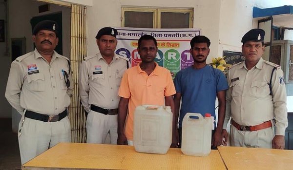 बड़ी कार्रवाई : 20 लीटर कच्ची महुआ शराब के साथ दो तस्कर गिरफ्तार