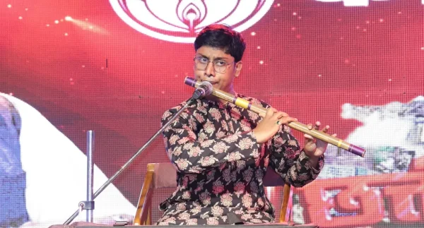 गाइए और छा जाइए : पंडित हरिप्रसाद चौरसिया के शिष्य पुष्पराज डड़सेना को कीर्तिमान अवार्ड, बांसुरी की मधुर तान से राष्ट्रीय मंचों पर बिखेर रहे छत्तीसगढ़ की पहचान