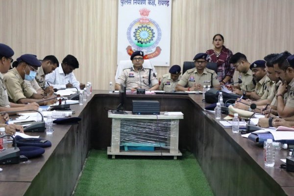 समीक्षा बैठक : SSP ने लंबित केस, बाइक चोरी और अवैध गतिविधियों पर सख्त कार्रवाई के दिए निर्देश