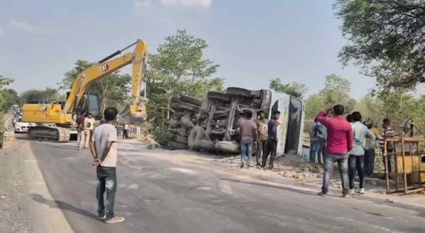 हादसा :  राखड़ से भरा ट्रक पलटा, घंटों लगा लंबा जाम, यात्रियों को भारी परेशानी