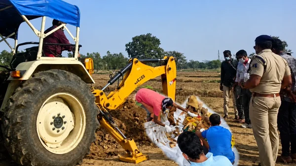 मौतों से सनसनी : 8 मौतों के बाद खुली कब्र, जांच के घेरे में गांव का एक व्यक्ति