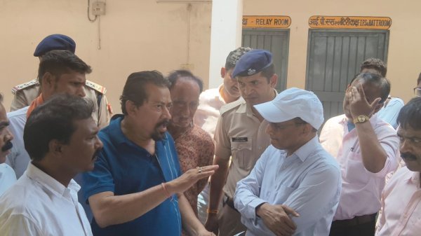 सौंपा ज्ञापन :  डीआरएम से मिले भाजपा नेता, अंडरब्रिज और ओवरब्रिज निर्माण की उठाई मांग