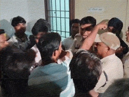 हंगामा : पिता बोले- पिटाई से गई जान, 40 हजार लेकर दूसरे को छोड़ा; पुलिस ने आरोप नकारे