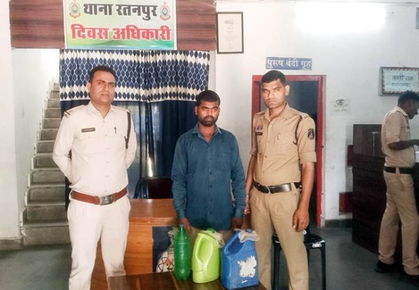 बड़ी कार्रवाई : 12 लीटर कच्ची महुआ शराब के साथ कोचिया गिरफ्तार, न्यायिक रिमांड पर जेल भेजा गया