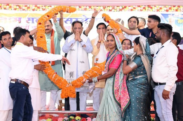दौरा : नक्सल प्रभावित क्षेत्रों में विकास और शांति पर मुख्यमंत्री का जोर
