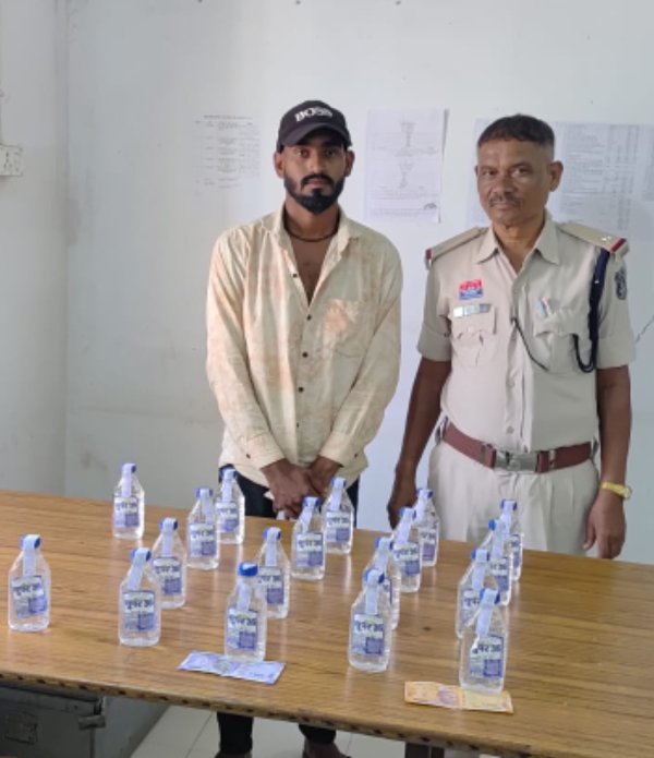 पुलिस की छापेमारी : तुमडीबोड़ में अवैध शराब पर बड़ी कार्रवाई, 25 वर्षीय युवक गिरफ्तार