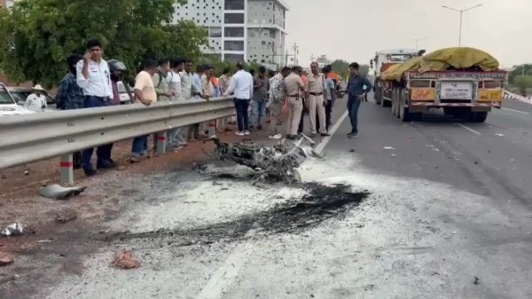 हादसा : ट्रेलर की टक्कर से बाइक सवार युवक की मौत, वाहन में लगी आग