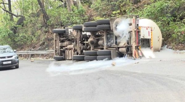 टला हादसा : ब्रेक फेल होने से पलटा ऑक्सीजन टैंकर, ड्राइवर की सूझबूझ ने बचाई सैकड़ों जानें