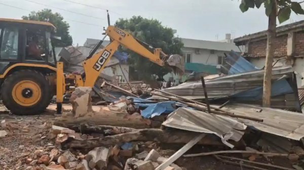कार्रवाई : अवैध मदरसा पर चला बुलडोजर, सरकारी जमीन से हटाया गया कब्जा
