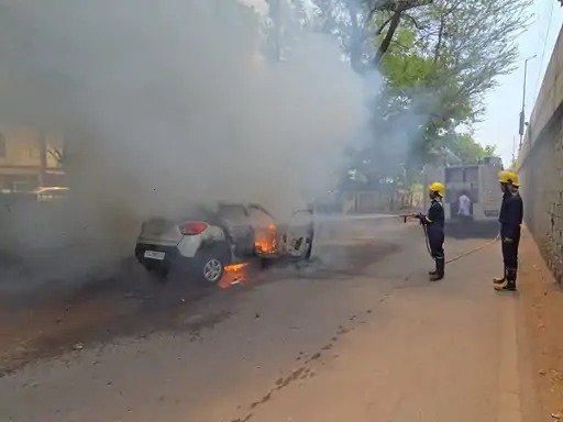 दो आग हादसे : दुर्ग में दहला देने वाली घटनाएं कार जलकर खाक, ट्रेन की बोगी में लगी आग