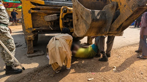 हंगामा :  चलते बुलडोजर के आगे कूदी महिला, भारी तनाव के बीच प्रशासन ने मुक्त कराई सरकारी जमीन