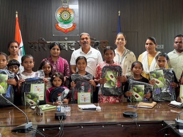नुक्कड़ नाटक : एसपी वेदव्रत सिरमौर ने ग्राम बारूला के बाल कलाकारों को किया सम्मानित