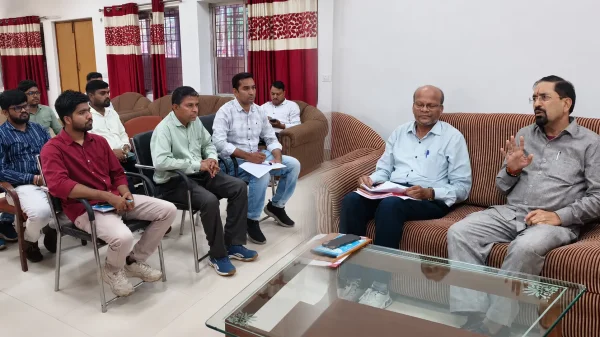 महासमुंद : योगेश दत्त मिश्रा ने अधिकारियों को दिए समयबद्ध निराकरण के निर्देश