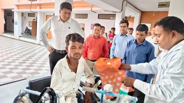 मानवता की मिसाल : जनसुनवाई में दिव्यांग युवक को मिली ट्राई साइकिल सहायता