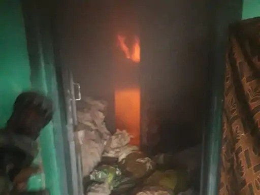 भीषण आग : सुबह-सुबह दुकान में लगी आग, धुएं से मचा हड़कंप, सामान जलकर खाक