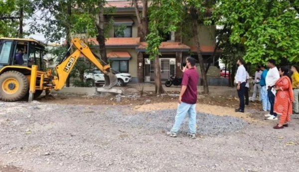 कार्रवाई : 18 हेक्टेयर भूमि का सीमांकन, अवैध सड़क पर चला बुलडोजर