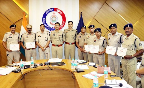 समीक्षा बैठक : अपराध नियंत्रण, महिला सुरक्षा और साइबर जागरूकता पर सख्त निर्देश