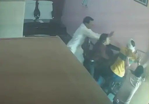 खुलासा : दुर्ग में पंचायत के भीतर उपसरपंच पर हमला, CCTV फुटेज से खुला पूरा मामला
