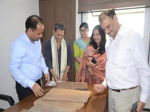 ऐतिहासिक खोज : 120 वर्ष पुरानी हस्तलिखित पांडुलिपियां हुईं संरक्षित करने की प्रक्रिया में शामिल