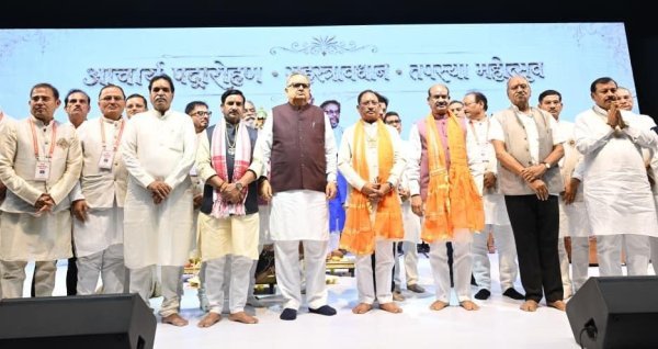 महासमागम :  संतों के चरणों में झुके लोकसभा अध्यक्ष और छत्तीसगढ़ के मुख्यमंत्री