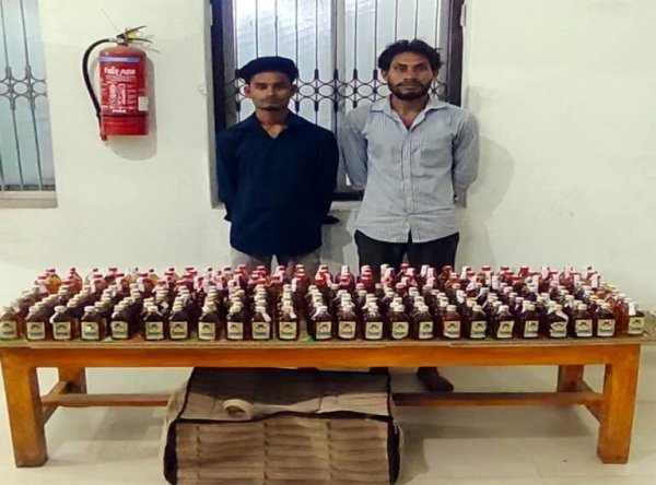 कार्रवाई : बाइक से 235 पाव शराब जब्त, दो तस्कर गिरफ्तार