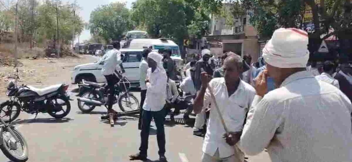 पानी के लिए हाइवे जाम करते आक्रोशित किसान
