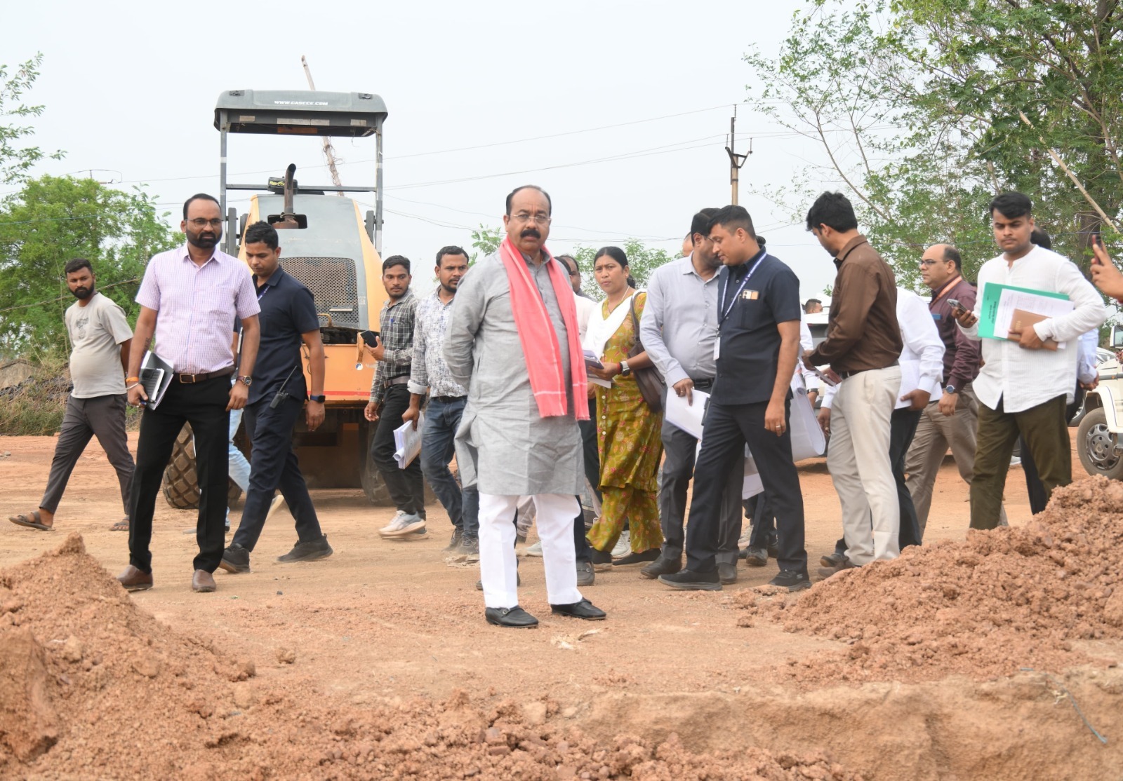 निर्माणाधीन स्पोर्ट्स कॉम्प्लेक्स का निरीक्षण करते