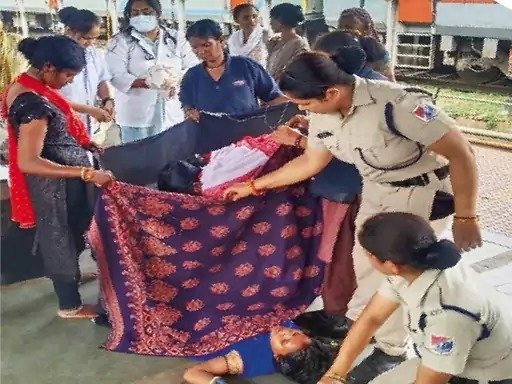मानवीय मिसाल : स्टेशन बना अस्थायी प्रसव कक्ष, महिला यात्रियों ने चादरों से बनाया घेरा