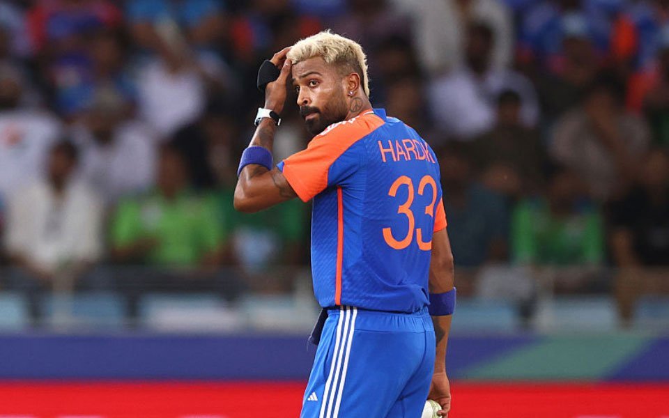 इंग्लैंड दौरे से पहले भारतीय क्रिकेट टीम के खिलाड़ी अभ्यास के दौरान दिखाई दे रहे हैं।