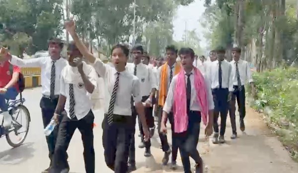 पैदल सत्याग्रह :  स्कूल की बदहाली के खिलाफ 10 किमी दूर कलेक्टरेट पहुंचे छात्र।