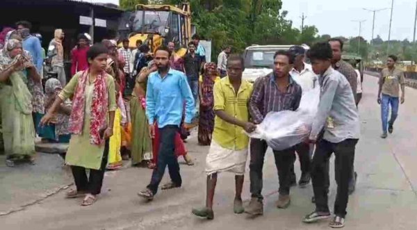 बिखर गया परिवार : बंद खदान में डूबने से युवक की मौत परिजनों ने किया हंगामा