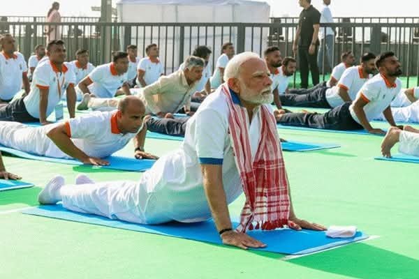 अंतर्राष्ट्रीय योग दिवस : कोलकाता में पीएम मोदी संग 35 हजार लोगों ने किया योग