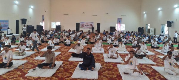 योग दिवस : महासमुंद में सामूहिक योगाभ्यास, दिखी जनभागीदारी की झलक