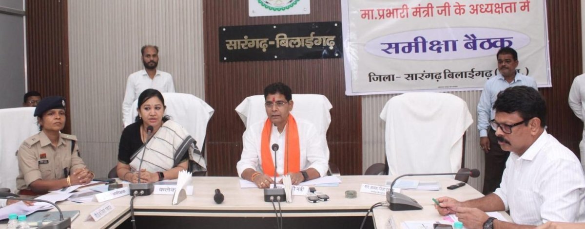 नशामुक्ति की शपथ लेते ग्रामीण।