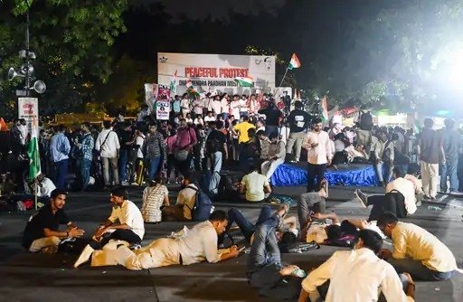 NEET पेपर लीक : जंतर-मंतर पर आधी रात भारी बवाल धर्मेंद्र प्रधान के इस्तीफे पर अड़ी कॉकरोच जनता पार्टी
