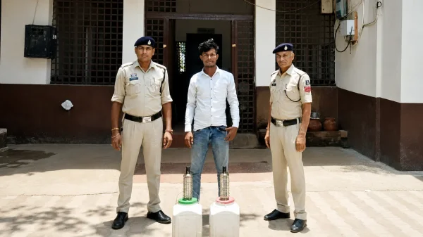 कार्रवाई : 31 लीटर अवैध महुआ शराब के साथ युवक गिरफ्तार