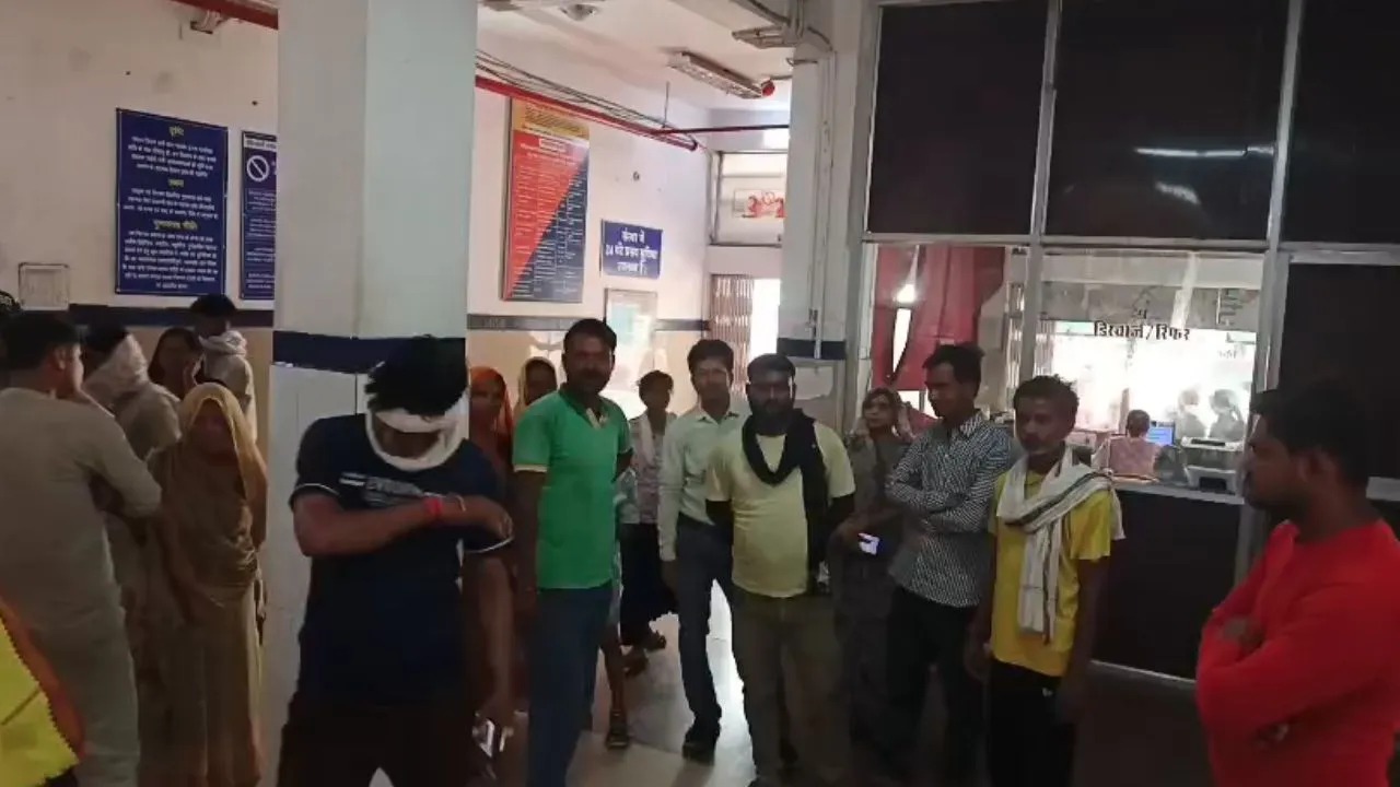 पन्ना जिला अस्पताल में हंगामा करते परिजन