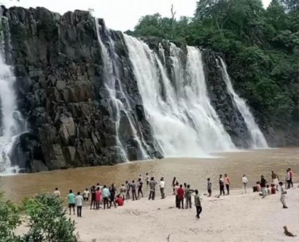 खुशियां बदलीं मातम में :  दोस्तों के सामने रामदहा वॉटरफॉल में समा गया युवक, बुझ गया घर का चिराग